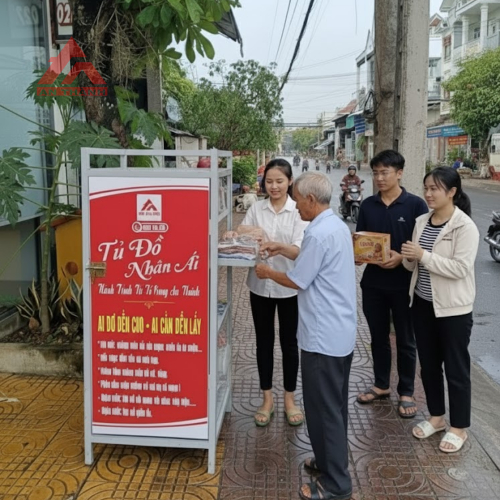 "Hành Trình Tử Tế - Tủ Đồ Nhân Ái" Trao Yêu Thương, Nhận Nụ Cười!